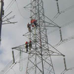 New Zealand: Work removing crossbars from 220kVa pylon, Concourse, Henderson [Picture by Graeme MacDonald]