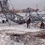 Soldiers clear and repair pylons after the Canadian ice storm of 1998. [Photo courtesy of DND/CF - Photographer (Retired) - Cpl. Sullivan]